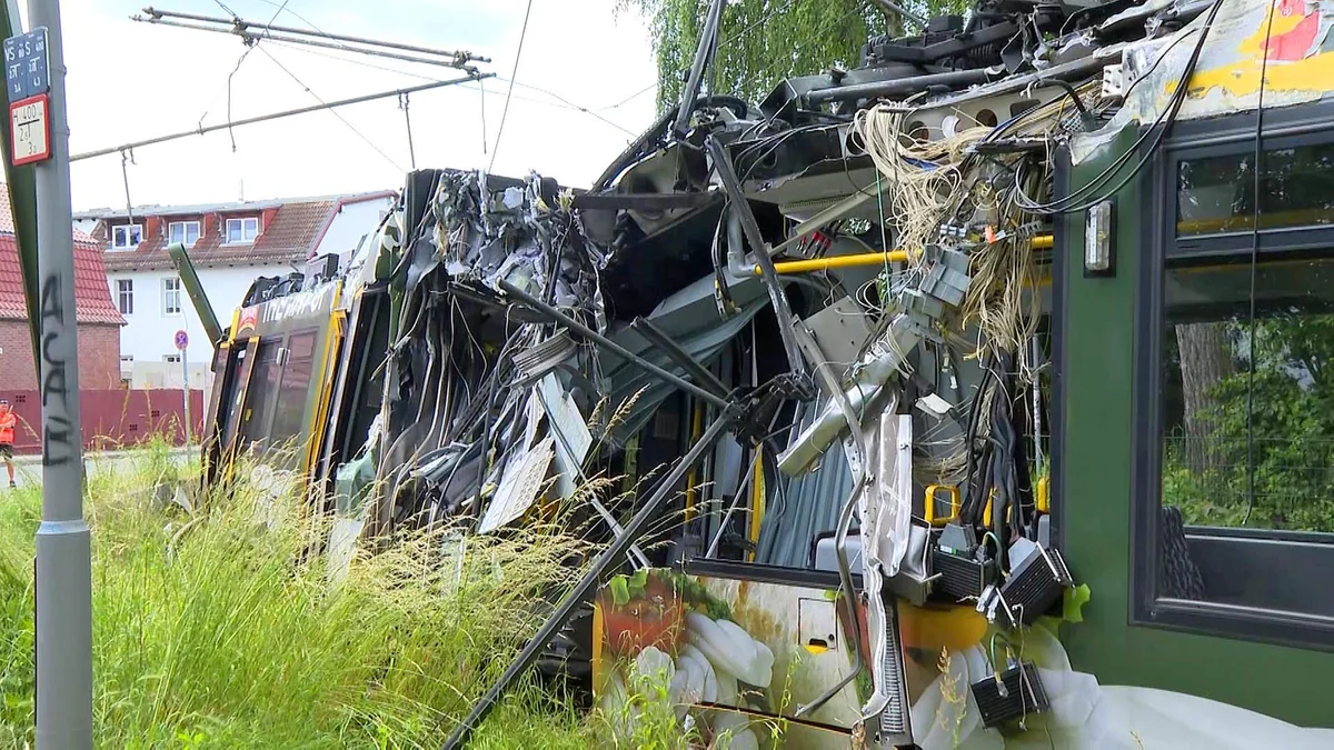 20 Verletzte: Tram in Berlin-Hohenschönhausen entgleist