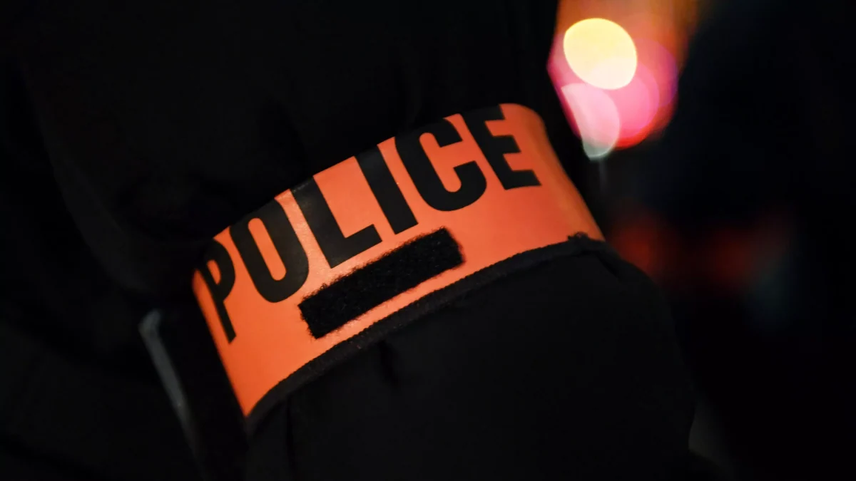 Paris : une octogénaire agressée par un faux livreur sous la menace d’une arme à feu