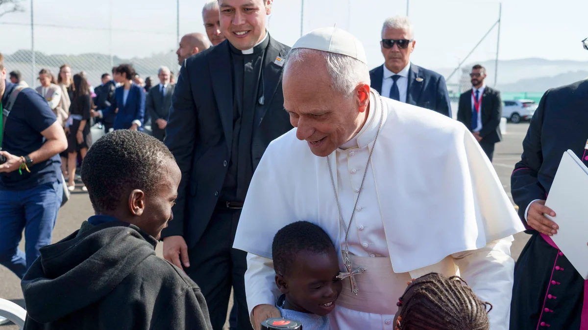 El Papa se despide de España con un baño de abrazos a los migrantes: “El extranjero de ayer puede ser el hermano y vecino de hoy”