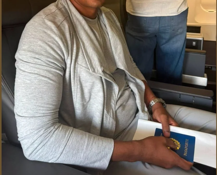 El artista disidente cubano Otero Alcántara llega a Miami, en exilio forzoso, tras cinco años de cárcel injusta