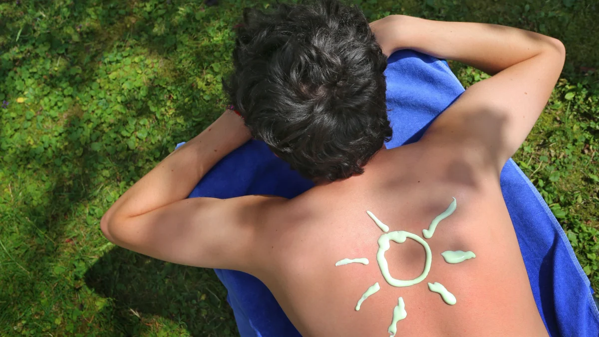 Sonnenschutz: So kann man sich allein den Rücken eincremen
