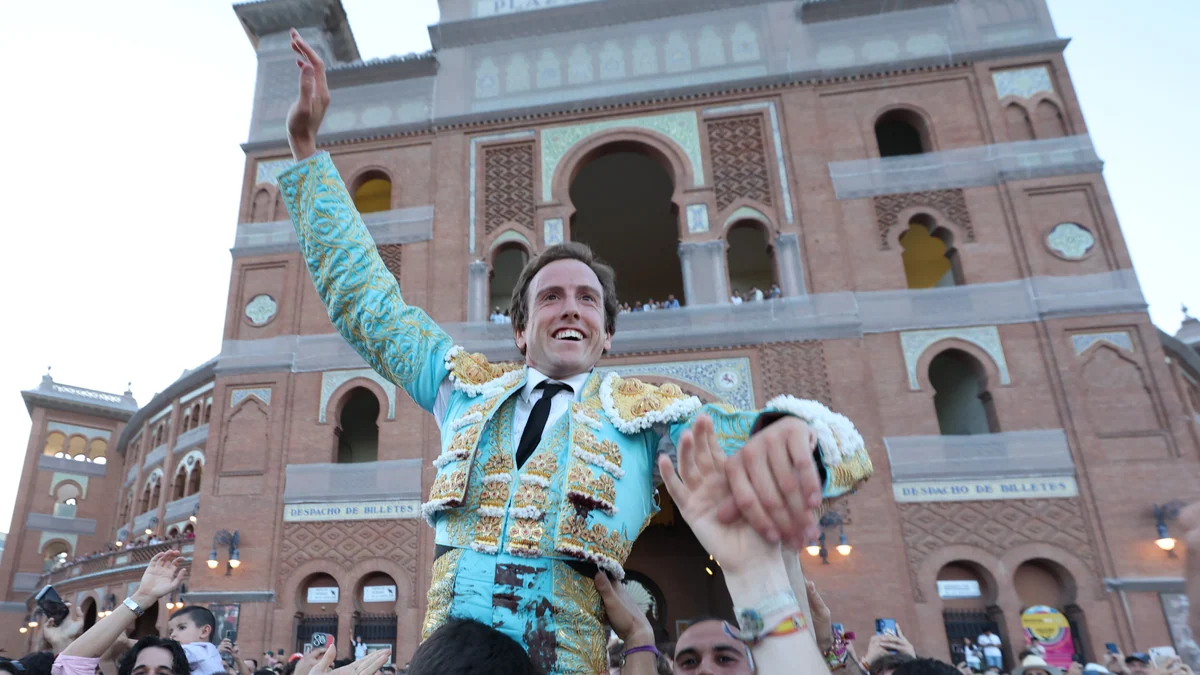 Román, vibrante Puerta Grande con un victorino de bandera