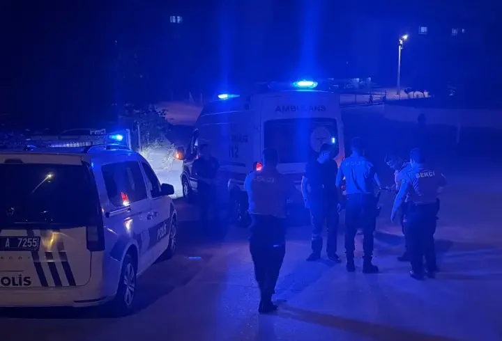 Sahte plakalı otomobiliyle kaçarken çarptığı bekçi yaralandı