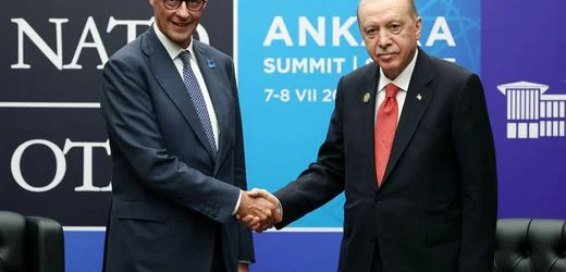 Nato-Gipfel in Ankara: Friedrich Merz bekommt von Recep Tayyip Erdoğan Revolver geschenkt