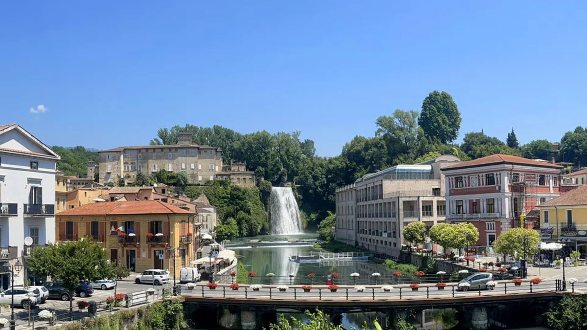 Este es el único pueblo italiano con una cascada natural en pleno centro histórico