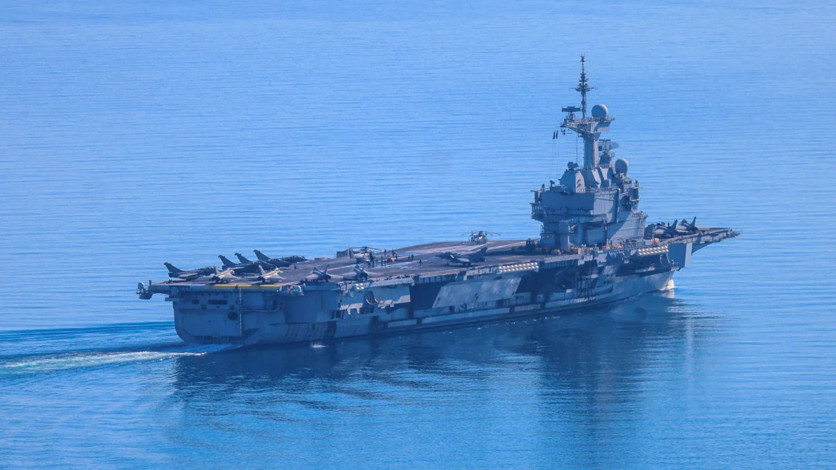 Guerre au Moyen-Orient : le porte-avions Charles de Gaulle franchit le canal de Suez pour se rapprocher du détroit d’Ormuz