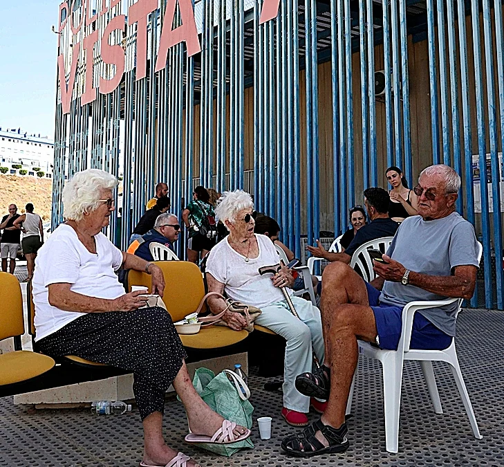 "Nos quedamos aquí, no tenemos a donde ir", jubilados británicos que resisten pese al desalojo