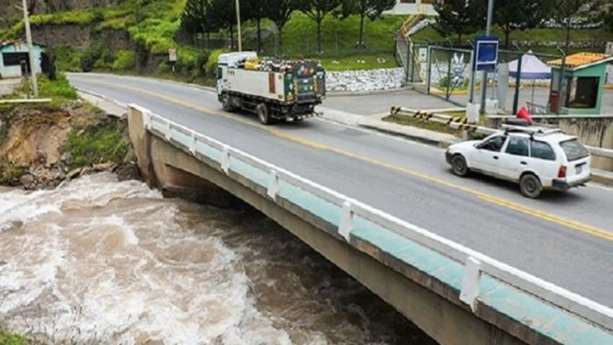 Alcaldes de Lima Este alertan posible colapso de la Carretera Central por erosión del río Rímac ante el Fenómeno El Niño