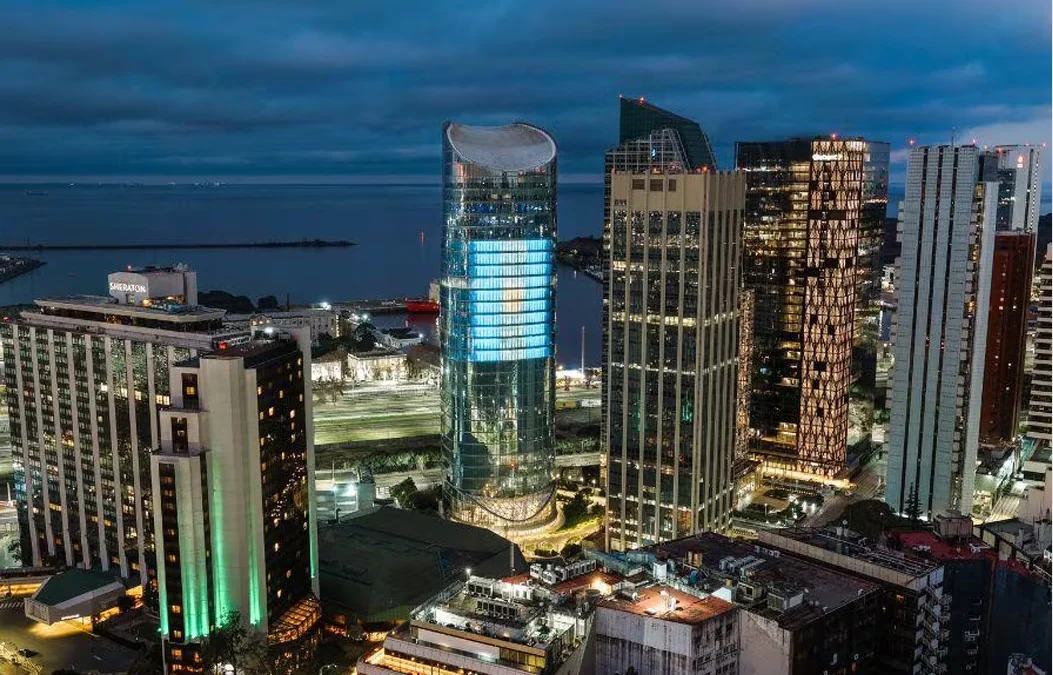 La Torre Macro volvió a vestirse con la bandera argentina