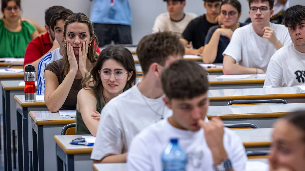 “Han ido a pillar”: casi toda España se suma a la PAU en una Selectividad blindada con detectores de frecuencia