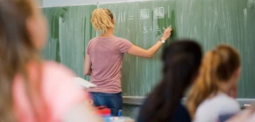 Lehrermangel in Brandenburg: Bildungsminister Gordon Hoffmann kippt Unterrichtsgarantie