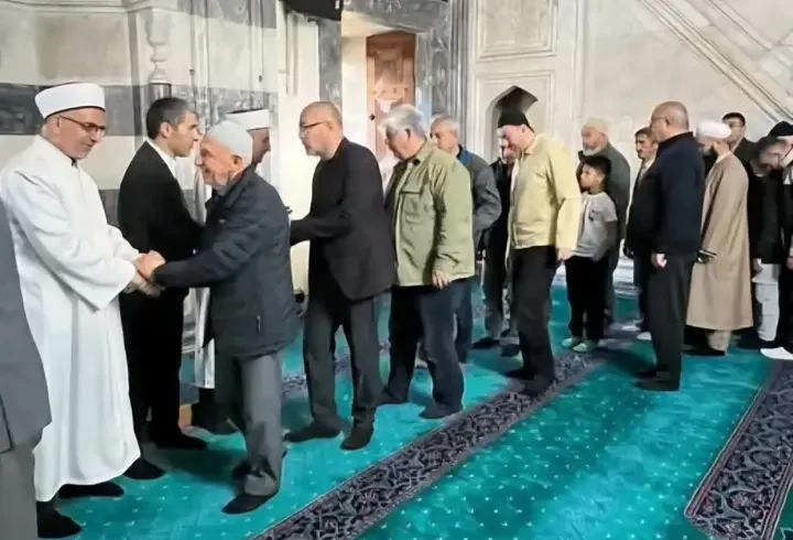 Vali Aktaş, camide bayramlaştı