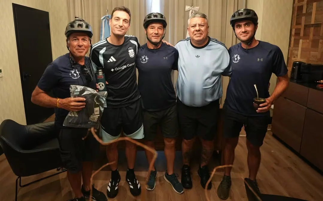 El gesto de Scaloni con tres hinchas de Argentina que recorrieron 17.000 kilómetros en bicicleta para estar en el Mundial 2026