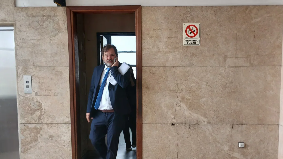 La Justicia le prohibió a Manuel Adorni salir del país sin autorización previa