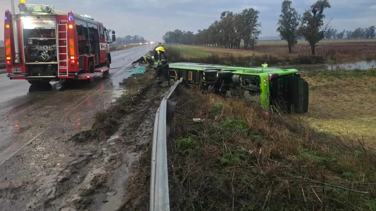 Un micro desbarrancó en un puente de la ruta 7: videos y fotos del accidente que dejó 20 heridos