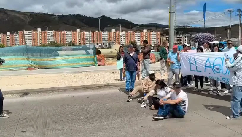 En pleno plan retorno, manifestantes bloquean la vía Girardot - Bogotá: impresionante trancón en la entrada a la capital al final del puente festivo