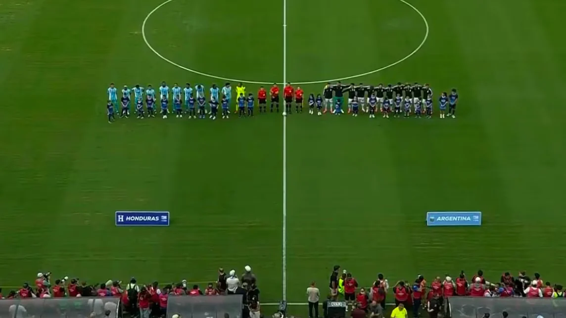 El furcio en la previa del amistoso de la selección argentina: reprodujeron una canción de cumbia en vez del Himno Nacional