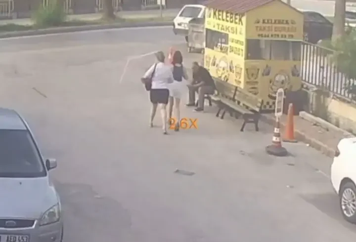 Yolda yürürken başına sineklik düşen kadın yaralandı; o anlar kamerada
