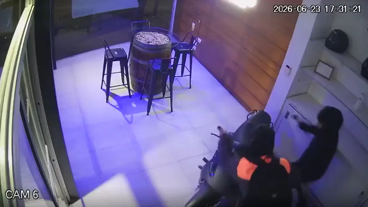Adolescentes robaron una concesionaria en City Bell y se llevaron USD 3.000, cascos y autos de colección en miniatura