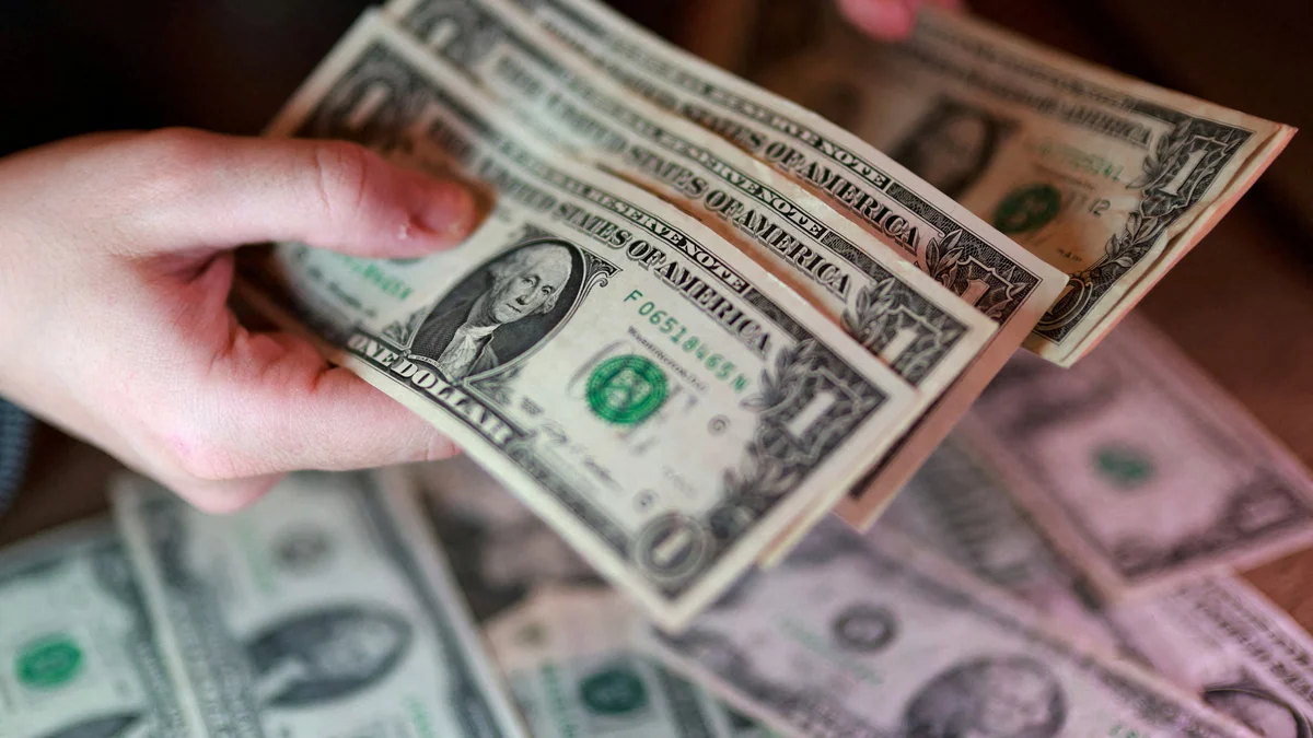 El dólar operó sin cambios y se sostuvo en su precio más alto en seis meses