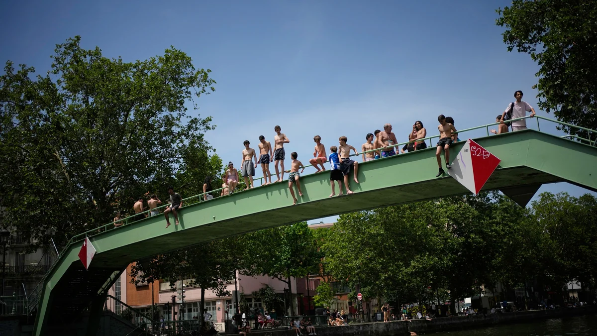 Desmadre en el Canal de Saint-Martin de París por la ola de calor: "Nos sentimos totalmente desbordados", denuncian los socorristas