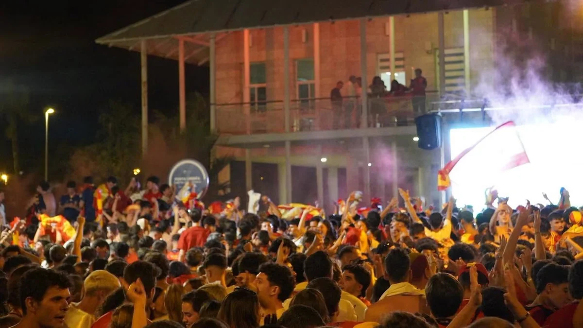 Huelva celebra la victoria de la Selección Española en el Mundial y se acuerda del lesionado Fermín López