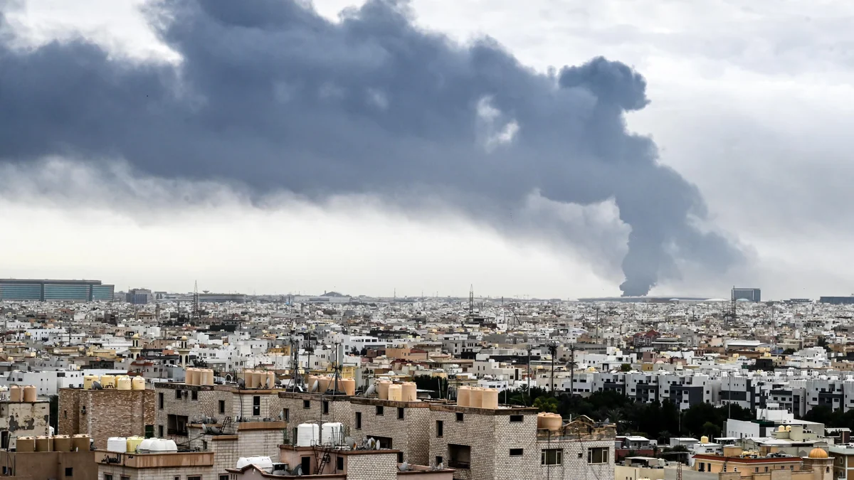 Irán reaviva el pulso militar con Estados Unidos al bombardear objetivos en Kuwait y Baréin