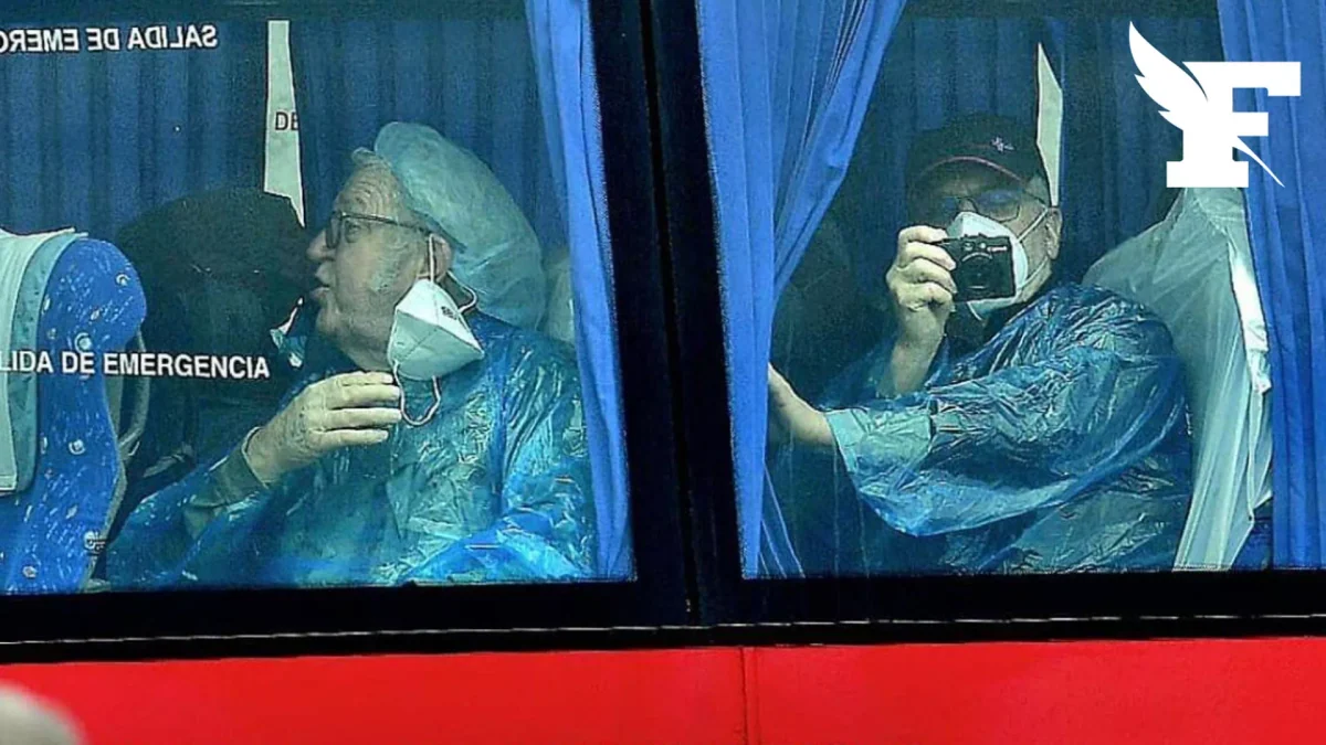 Hantavirus : l’image d’un passager du MV Hondius qui retire son masque dans un bus en pleine évacuation sanitaire