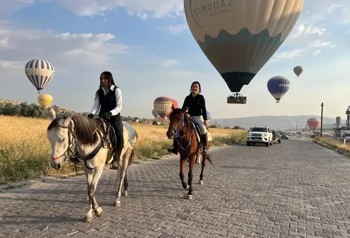 Kapadokya'da balonlar eşliğinde at turu! Festival ikinci gününde ilgi gördü