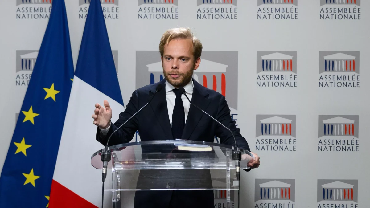 « Alloncle sous-entend que nous n’avons rien fait » : irritation et embarras dans le camp Macron après le rapport sur l’audiovisuel public