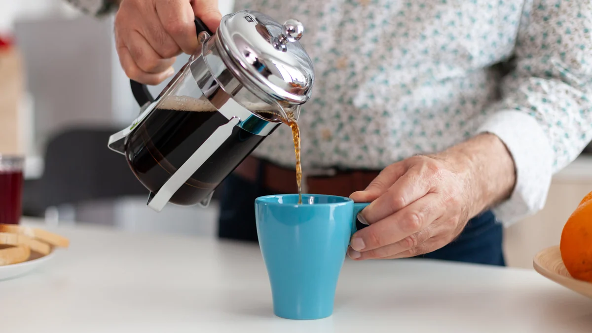 ¿Cuántas tazas de café con cafeína puedo tomar al día sin poner en riesgo la salud cardiovascular?