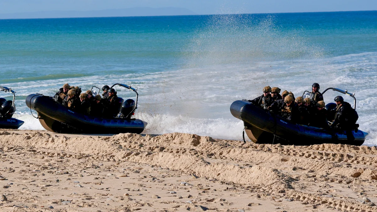 Recuperan tres embarcaciones de la Armada robadas en Barbate durante unas maniobras militares