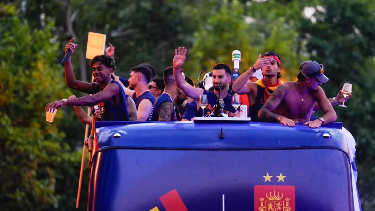 Los vinos de la celebración del Mundial: Ferran y Llorente brindan con un exclusivo tinto francés y con un champagne de 2.300 euros