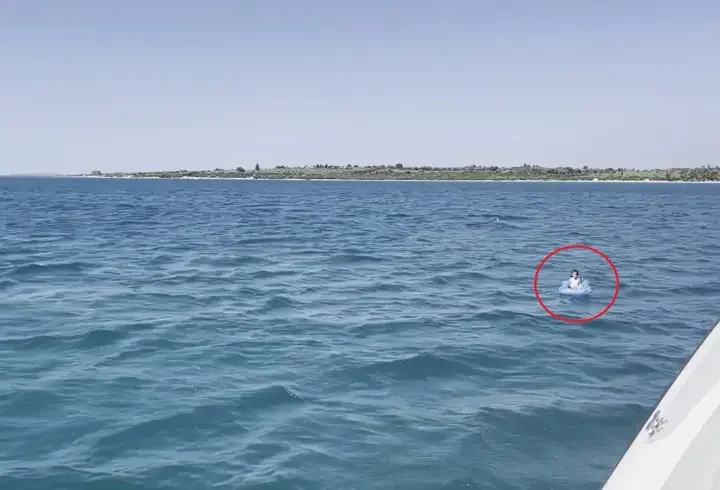 Deniz yatağıyla sürüklenen çocuk, Sahil Güvenlik tarafından kurtarıldı