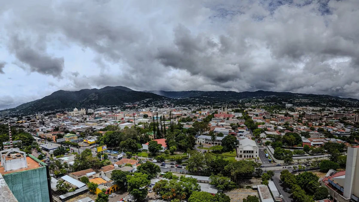 El Salvador registra lluvias a nivel nacional por la influencia de una onda tropical