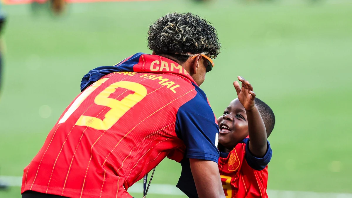 De Keyne, el hermano de Lamine Yamal, a la familia numerosa de Cucurella: los apoyos de los jugadores de la selección española fuera del campo