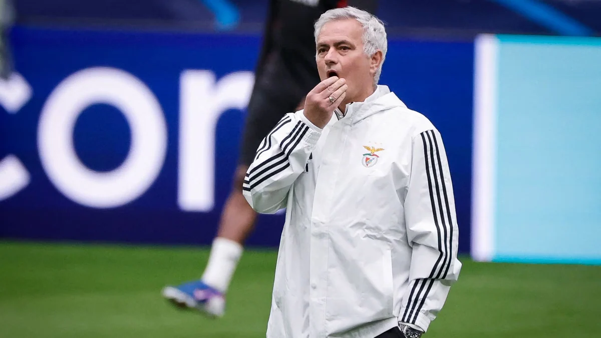 Florentino Pérez anuncia a José Mourinho como su entrenador para el Real Madrid
