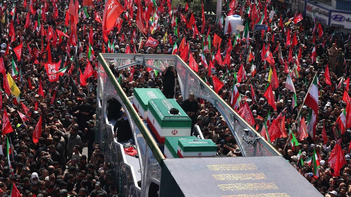 A Teheran iniziata la cerimonia funebre per Ali Khamenei, nella folla si urla: 'Vendetta'