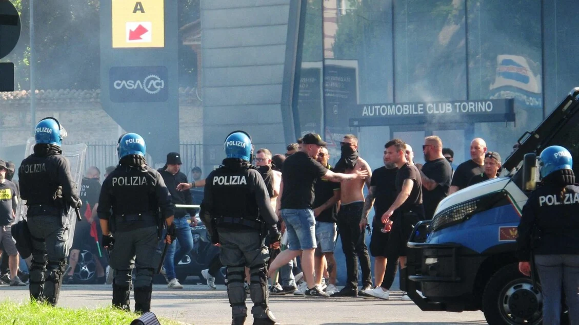 Scontri a Torino prima del derby, tifoso in codice rosso. Gli ultrà della Juve chiedono di non giocare