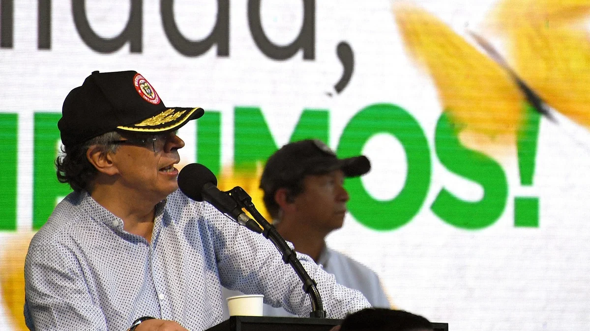 Un centenar de guerrilleros entrega las armas tras un acuerdo con Gustavo Petro