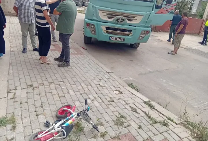 Bisikletiyle dolaşırken hafriyat kamyonunun çarptığı 6 yaşındaki Abdurrahman ağır yaralandı