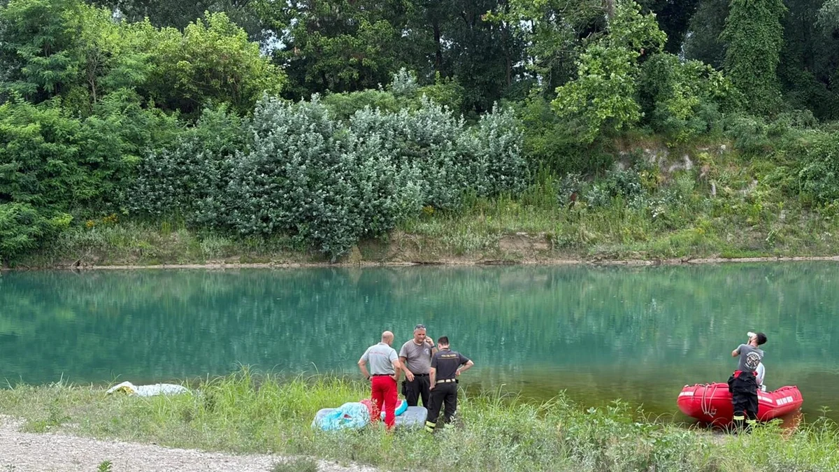Si tuffa per salvare i tre figli, muore annegato nel fiume. Un bimbo gravissimo