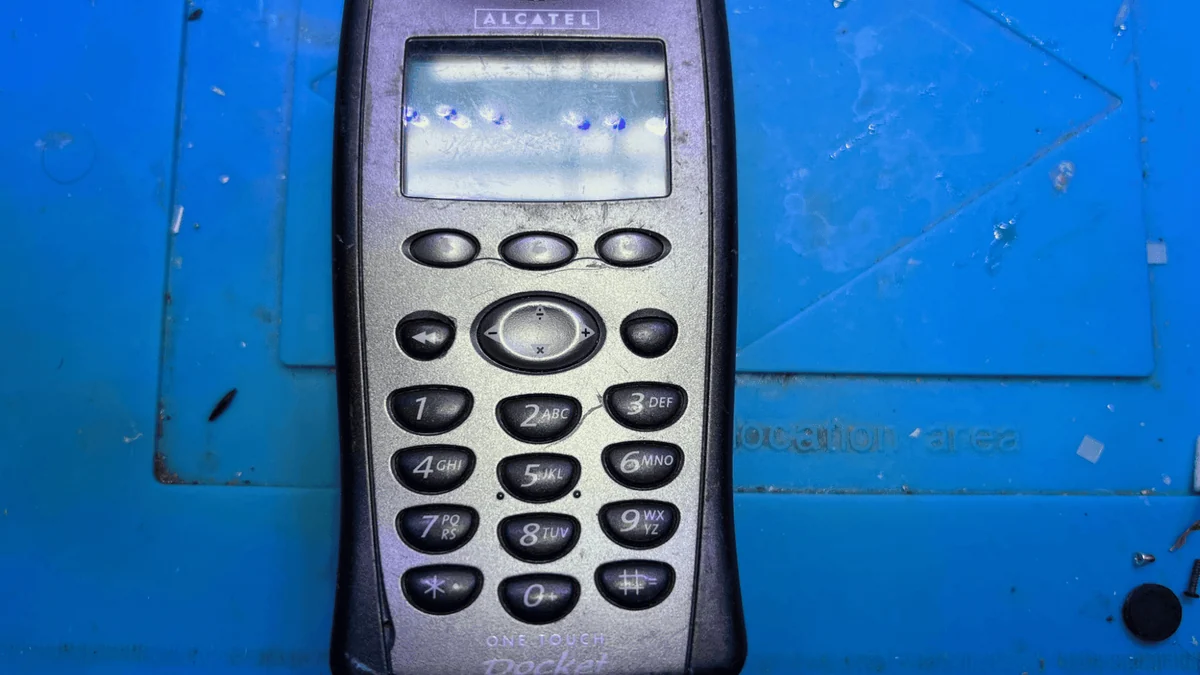 Телефон из 1999 года: Alcatel One Touch Pocket. Что внутри?