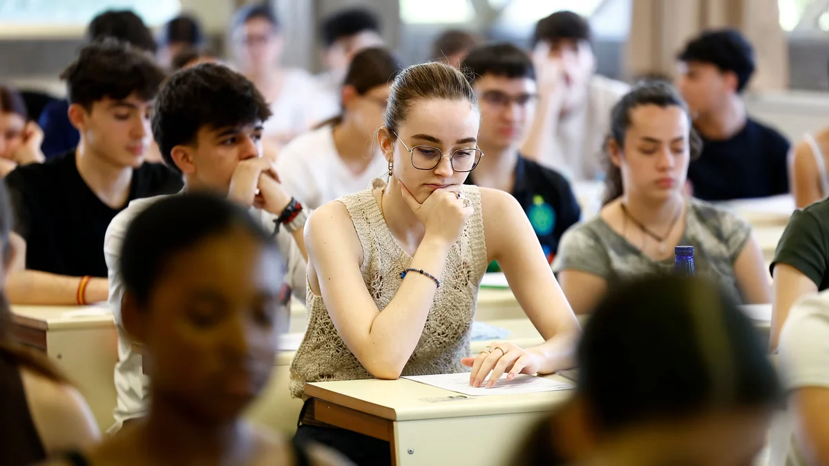 Shakespeare, nervios y tecnología anticopiones en el primer día de Selectividad: “Vamos a pasar con un detector, eso pita”