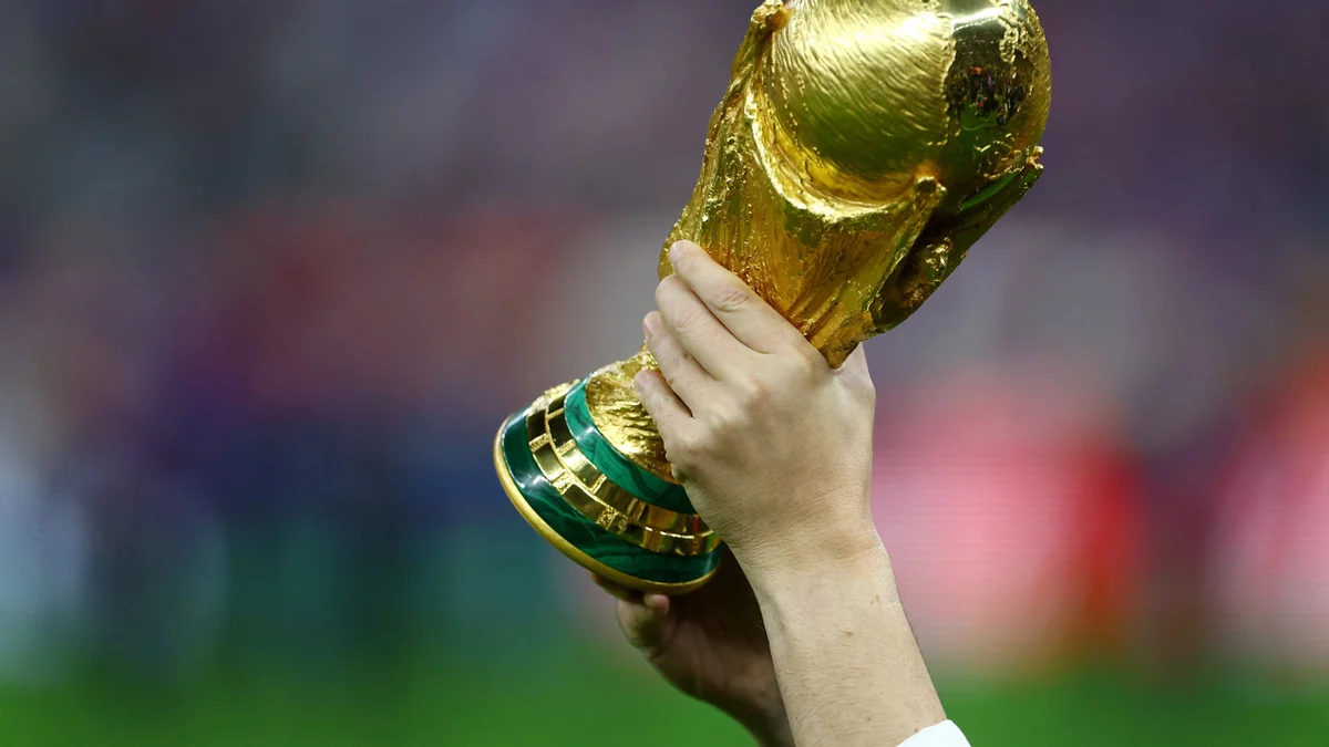Un diseño que pasó a la historia: quién fue el creador del trofeo de la Copa del Mundo