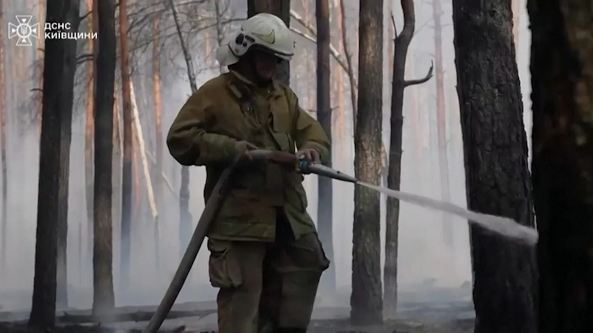 Ukraine : les images de l’important feu de forêt qui se propage dans la zone radioactive de Tchernobyl après la chute d’un drone