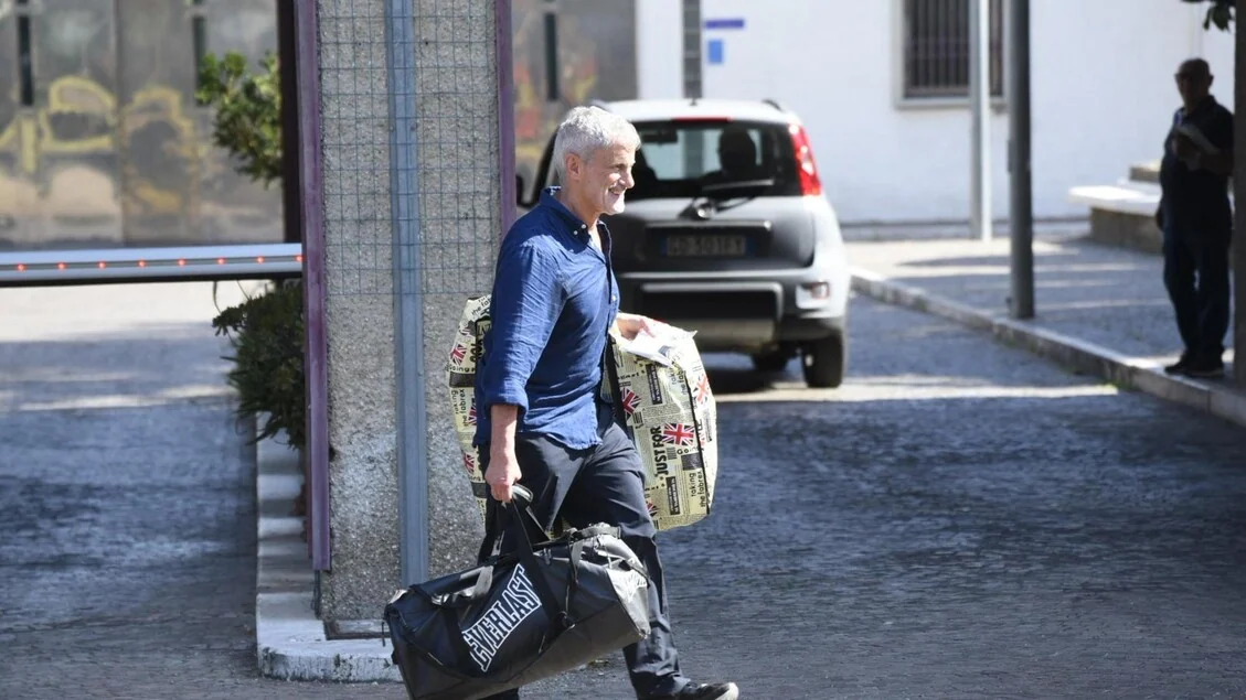 Gianni Alemanno fuori da Rebibbia: 'Esco dal carcere innocente'