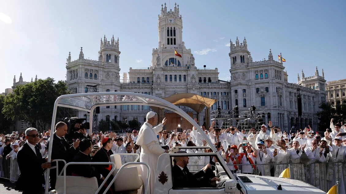 Bagno di folla per Leone alla prima uscita della giornata a Madrid