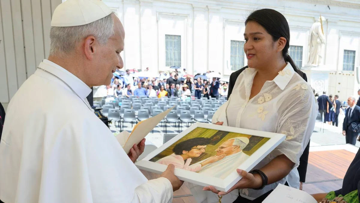 Ahijada del papa León XIV viaja al Vaticano para invitarlo a regresar a Chulucanas, ciudad donde inició su misión pastoral