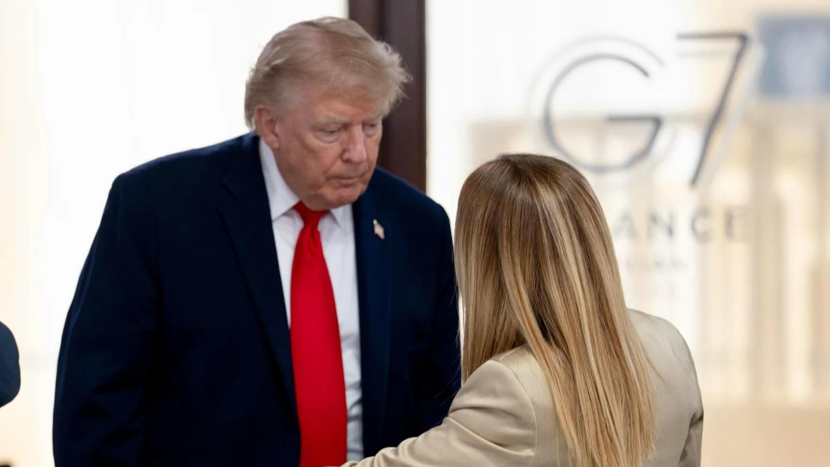 Fazzolari: “Il delirio di Trump rovina rapporti con Ue”. Conte: “Inaccettabile, ma Meloni impari"